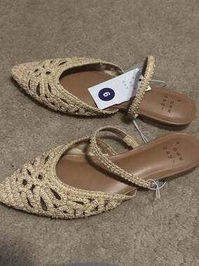 Women's Vienna Raffia Woven Pointed Toe Mule Flats - Beige size 6 
S1
